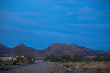montaña en el atardecer