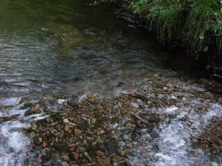Fluss mit Kiesbett, klares Wasser