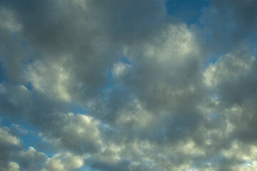 Cielo dramático lleno de nubes