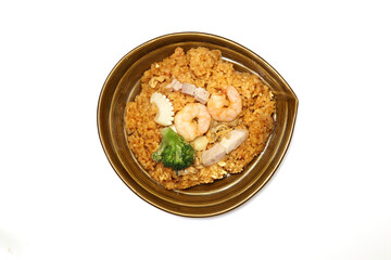 白背景の皿にもったシーフードパエリア