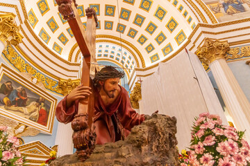 Obraz premium 23 Mar 2023. Malta, Mosta. Sanctuary Basilica of the Assumption of Our Lady, commonly known as the Rotunda of Mosta or the Mosta Dome. Interior. Statue of Jesus carrying the cross.
