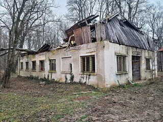 Ruined, dilapidated structure