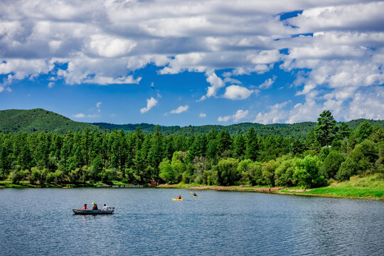 People boating on Lynx Lake in Prescott Arizona on a warm summer day