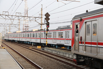 Obraz premium A commuter train in motion, captured as it passes through a railway station. The image highlights the dynamic energy of urban transportation. Ideal for Transport and City categories
