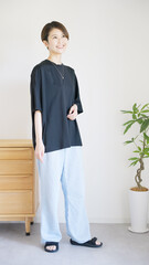 女性夏服のファッションコーディネート全身（縦向き）
