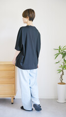 女性夏服のファッションコーディネート全身（縦向き）