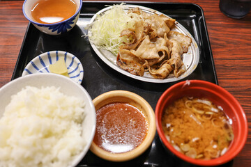 とんバラ定食