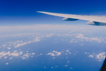 飛行機の窓から見た空