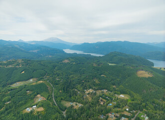Fototapeta premium A beautiful mountain range with a lake in the middle