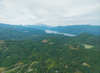 Obraz premium A beautiful mountain range with a lake in the middle