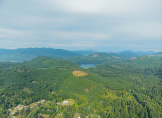 Obraz premium A beautiful mountain landscape with a lake in the foreground