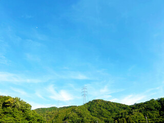 山並みと送電線と青空