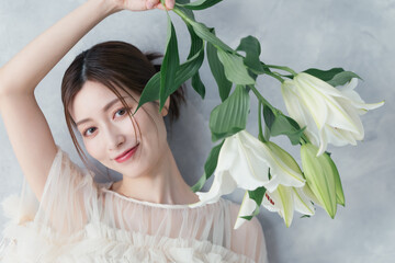 Naklejka premium 花を持ったミドル女性のポートレート