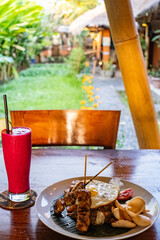 バリ島のカフェで食べたナシゴレンとスムージー