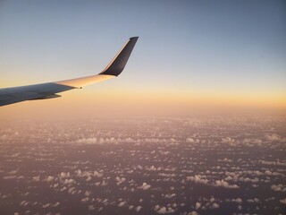 Fototapeta premium Airplane Flying Over The Ocean In The Evening