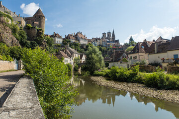 vieux pont en pierre sur l'Armançon appelé pont Pinard sous les fortifications médiévales de la...