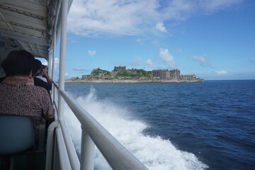長崎　軍艦島　端島 に向かう船から © Reiko Yamamoto