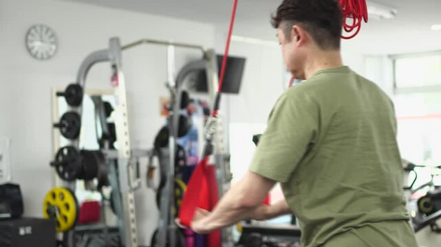 サスペンショントレーニングで体幹を鍛える男性	