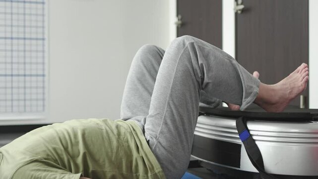 振動トレーニングで下半身を鍛える男性	