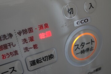 洗濯機のスタートボタン　乾燥のランプが点灯