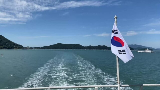 대한민국 생일도 들어가는 여객선 태극기 휘날리며,  바닷길, 배, 향해