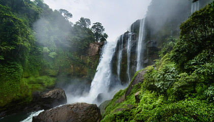 Fototapeta premium A turbulent waterfall cascading down a rocky cliff,