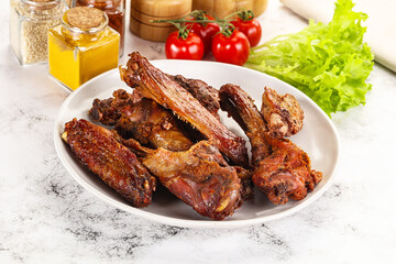 Roasted duck wings with sauce