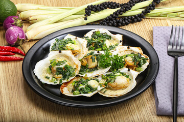 Grilled scallops with green onion