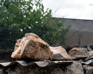 piedras encima de un tejado