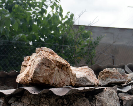 piedras encima de un tejado
