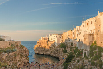 Obraz premium Lama Monachile Bay at sunset view in Polignano a Mare in Puglia.