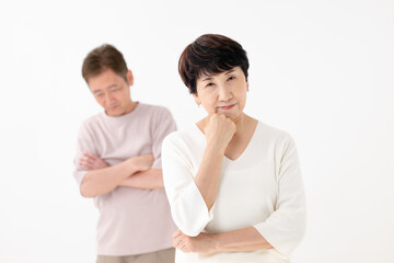 考えるシニア男女