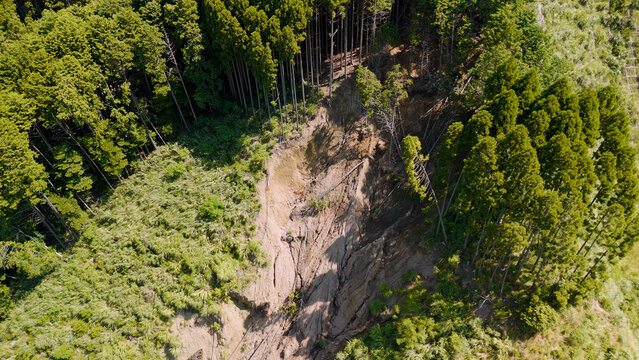 ドローンで撮影した日本の土砂災害の写真