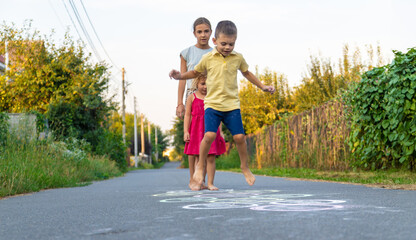 Obraz premium children play a classic game on the asphalt. Selective focus