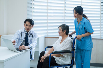 Obraz premium Medical concepts. The doctor described the treatment to the patient using a laptop in the hospital.