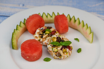 RECIPE OF SALAD OF FETA RINGS COATED WITH DRIED FRUIT, PISTACHE, NUTS AND PASTEQUE
