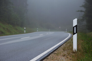 Leitpfosten an einer Landstraße bei Nebel