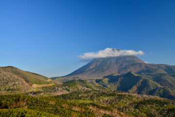 雪を被る羅臼岳　知床　北海道　日本/Snow-covered Mount Rausu, Shiretoko, Hokkaido, Japan
