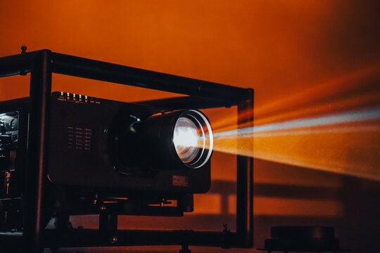 Bunte Lichtstrahlen eines hellen Laserbeamers