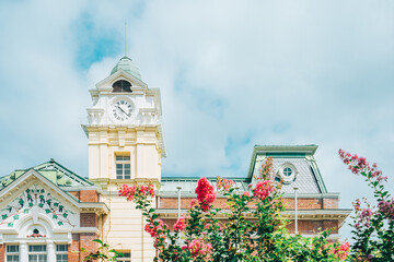 青空の下の牛久シャトー本館とサルスベリの花