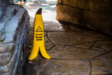 Aufsteller mit Hinweis Rutschgefahr in Form einer Banane