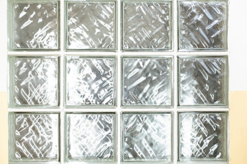 Wand aus Glasbausteinen. Quadratische Ziegelwand aus Glas. wall of glass bricks. square glass blocks. 