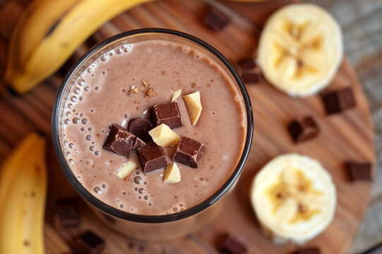 Cenital de un batido de chocolate con banana.