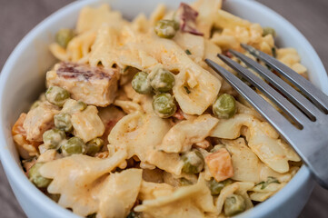 Nudelsalat mit Hähnchenaus dem Supermarkt