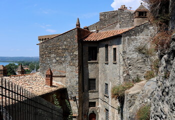 Schmale Gasse zur Burg in Bolsena