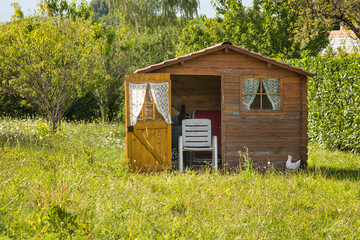 Abri de jardin en bois avec chaise