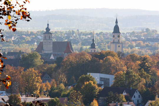Stadtansicht mit Kircht&uuml;rmen und herbstlicher Landschaft