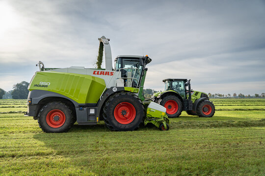 Gr&uuml;nfutterernte - Gras h&auml;ckseln f&uuml;r Grassilage mit Traktoren und einem Claas H&auml;cksler.