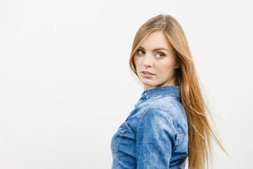 Naklejka premium Beautiful model posing in the studio.