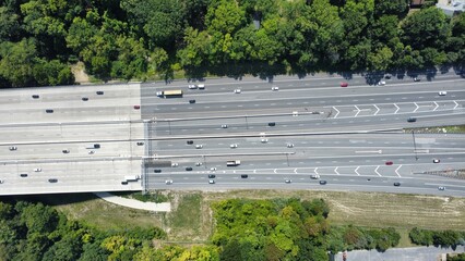 Fototapeta premium A drone shot of the I-480 Highway right before the bridge surrounded by trees
